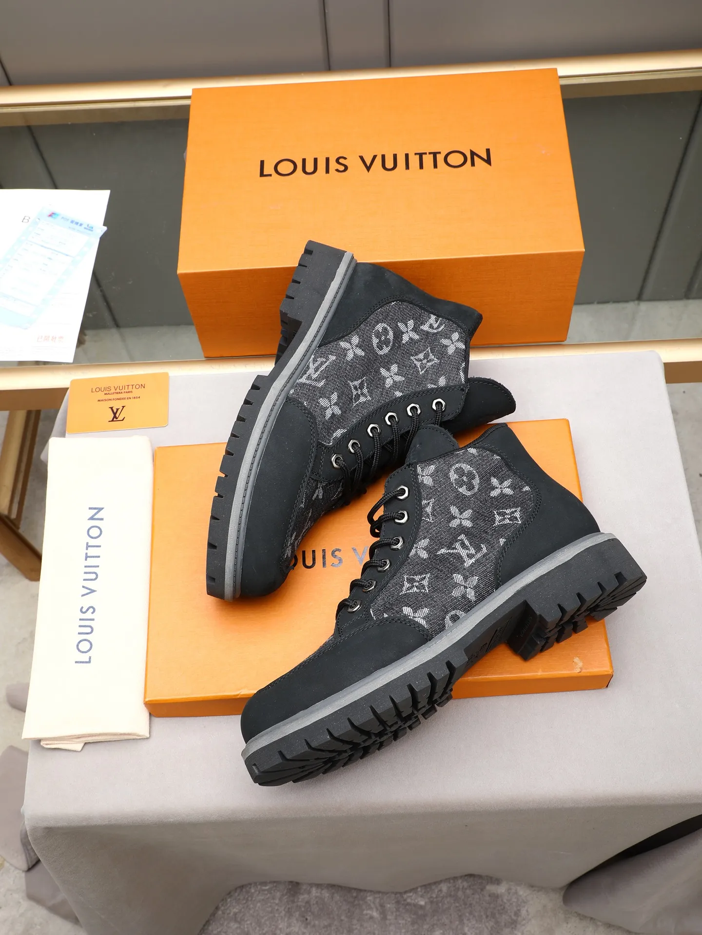 PP460 LOUIS VUITTON ss25 LV donkey brand new thick-soled lace-up big-toe shoes men's casual shoes high-top short boots. These boots are crafted from top-grain calf leather for a lightweight and comfortable fit. The thick EVA outsole is embellished with eye-catching ridges, and the trendy attitude of being both strong and soft makes it an everyday choice. ✔Upper: imported first-layer cowhide ✔Inner lining: sheep lining ✔Outsole: original molded outsole Size: 38-44 (45 customized)